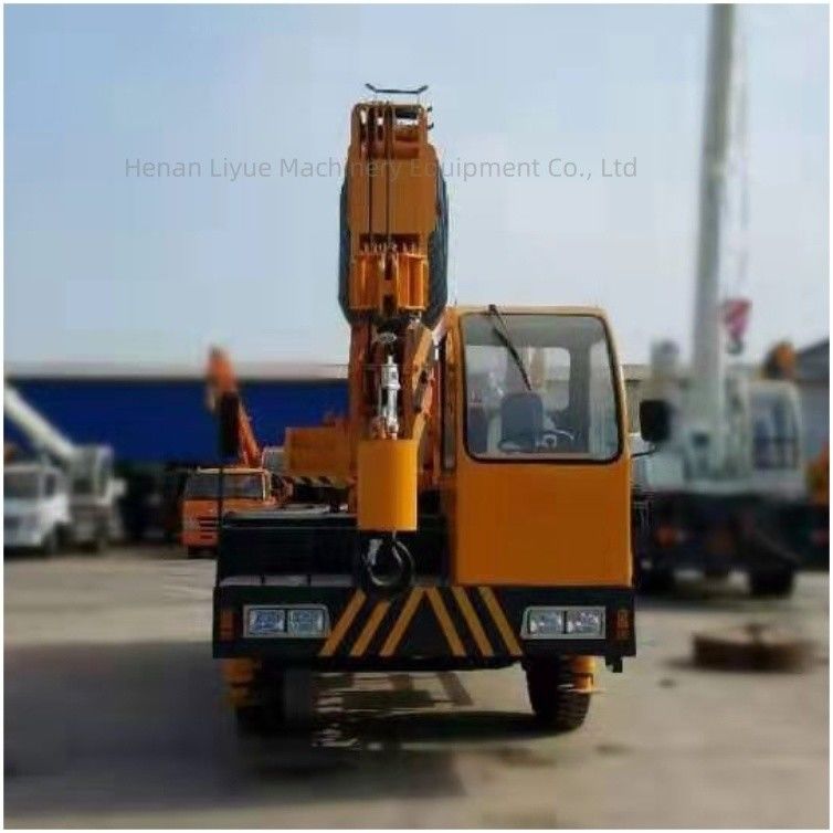 12000kg Rated Loading Capacity Chassis Crane With Hengli Hydraulic Valve And 1989-3329mm Span